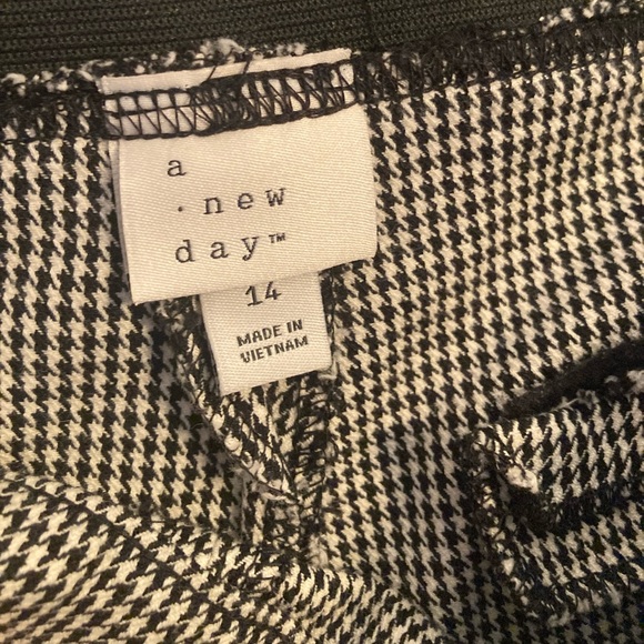 A New Day Houndstooth Cropped Pant - Picture 4 of 7